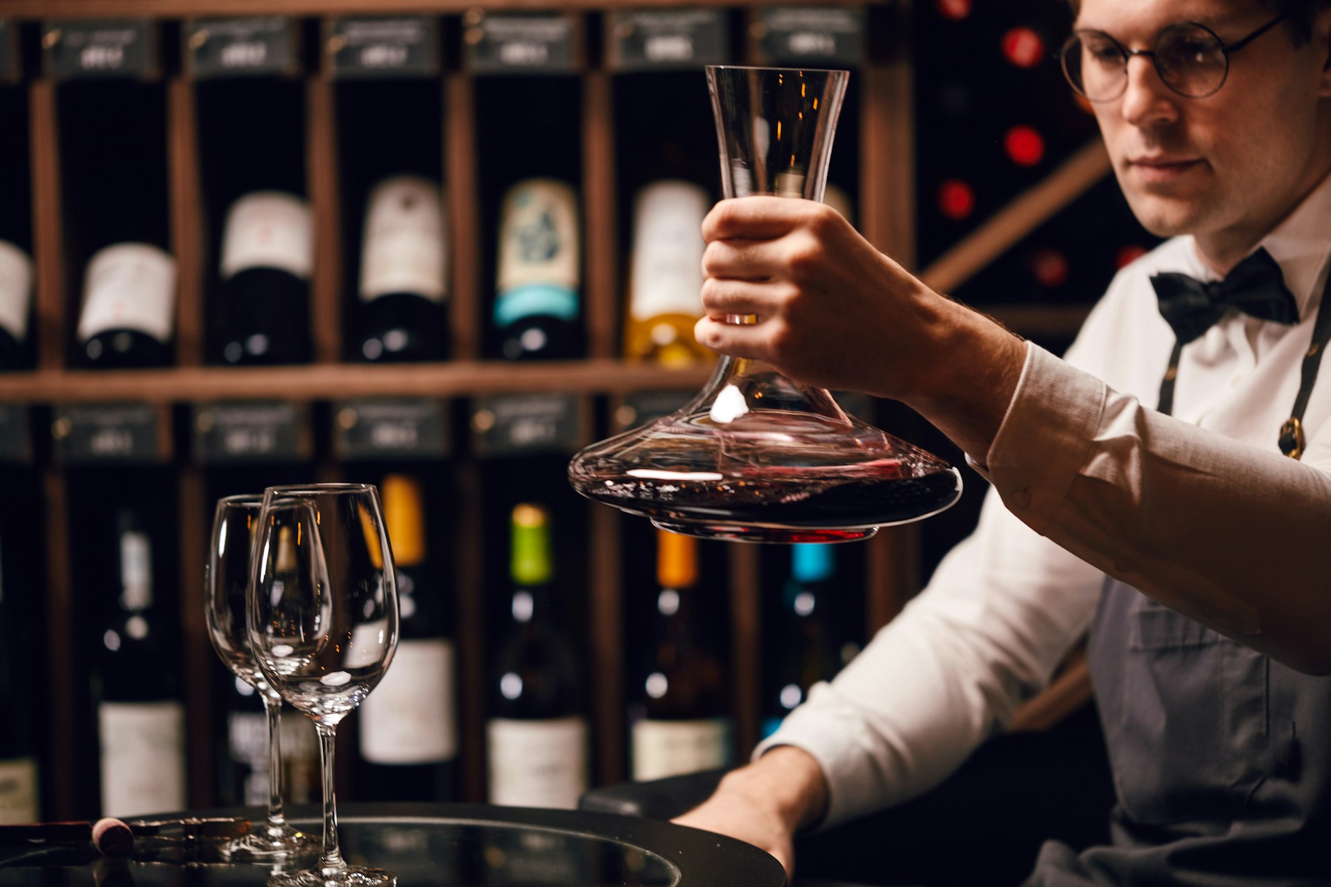 TẠI SAO CẦN DECANT RƯỢU? GIẢI THÍCH CHUYÊN SÂU DƯỚI GÓC NHÌN SOMMELIER