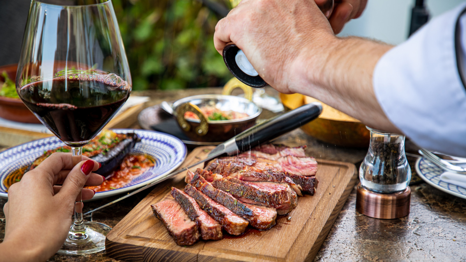 Ăn Steak Uống Rượu Vang Gì? Cách Chọn Vang Đỏ Chuẩn Vị Cho Beef Steak