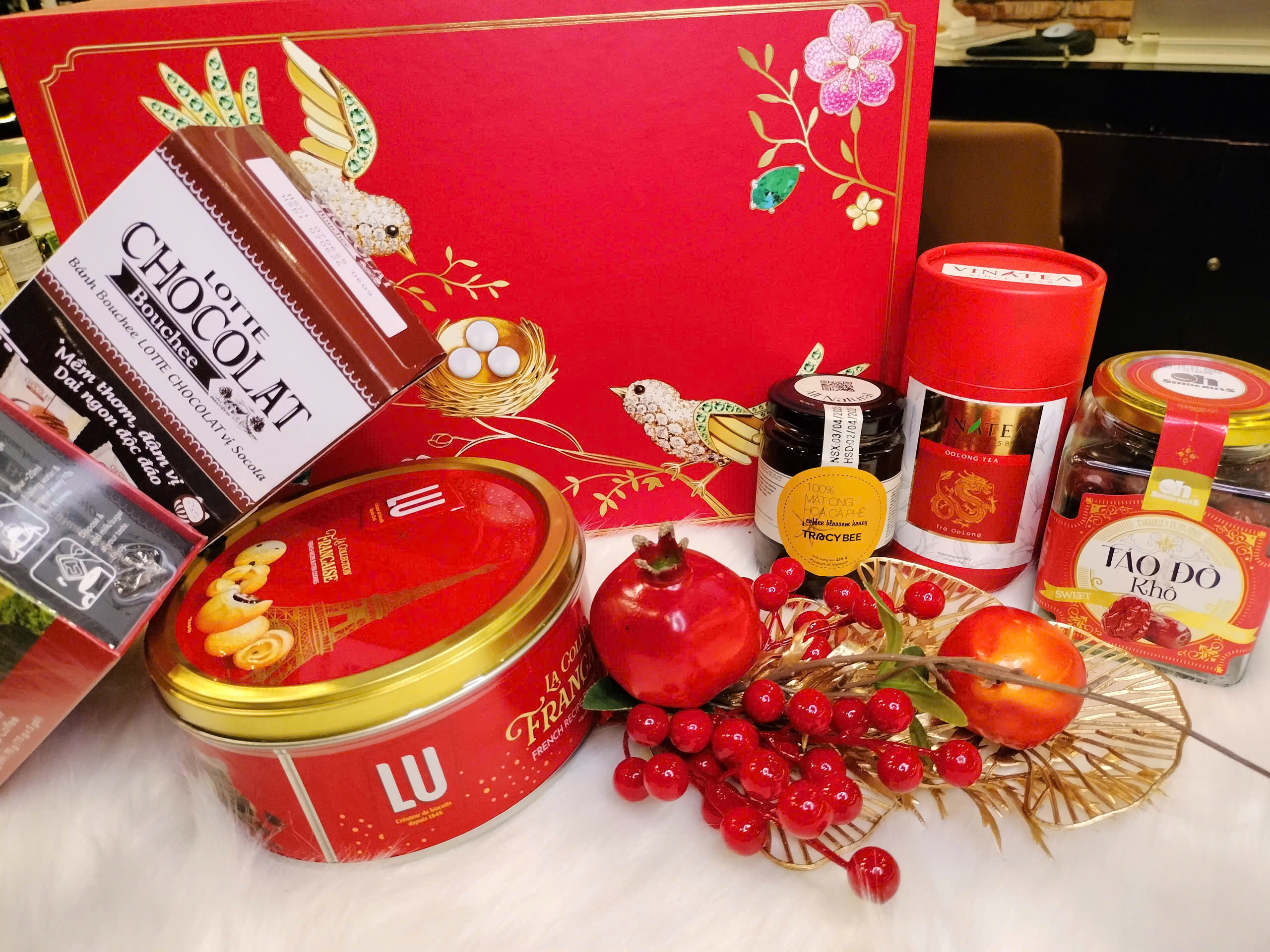 Hộp Quà Sắc Đỏ May Mắn
