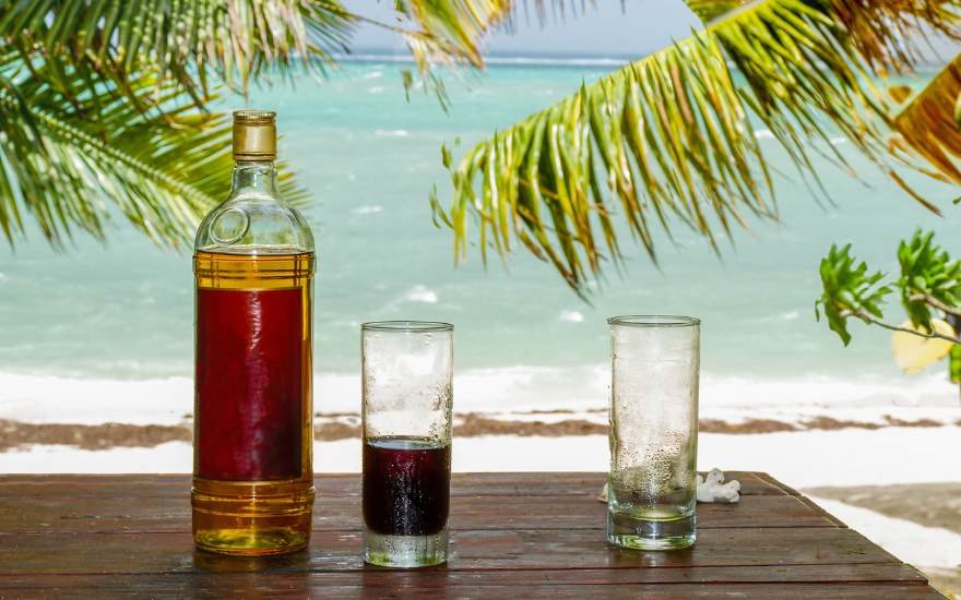 CARIBBEAN STYLE LÀ GÌ? KHÁM PHÁ PHONG CÁCH RUM ĐẬM CHẤT NHIỆT ĐỚI