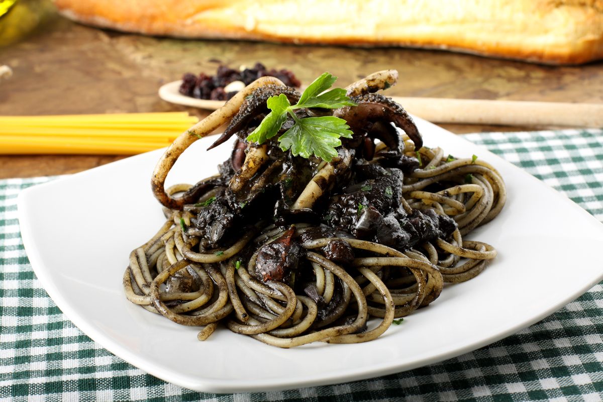 PASTA AL NERO DI SEPPIA – MÌ MỰC ĐEN Ý KẾT HỢP RƯỢU VANG TRẮNG, NGON LẠ VÀ ĐÁNG THỬ