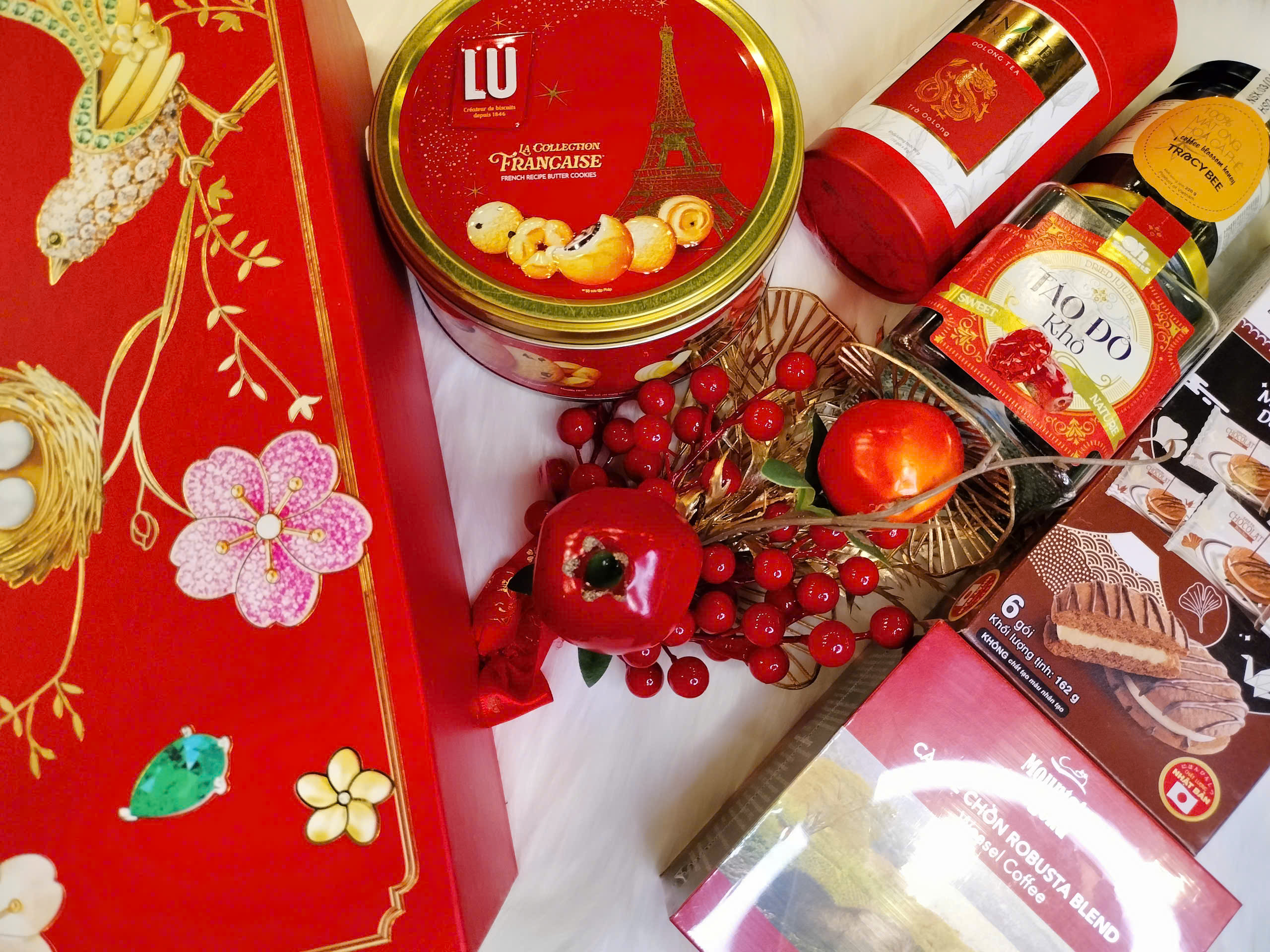 Hộp Quà Sắc Đỏ May Mắn
